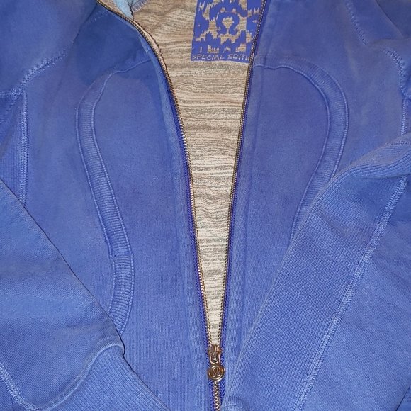 Limited edition Lululemon scuba / hoodie sweater. Periwinkle blue. Size 2 - Picture 4 of 7